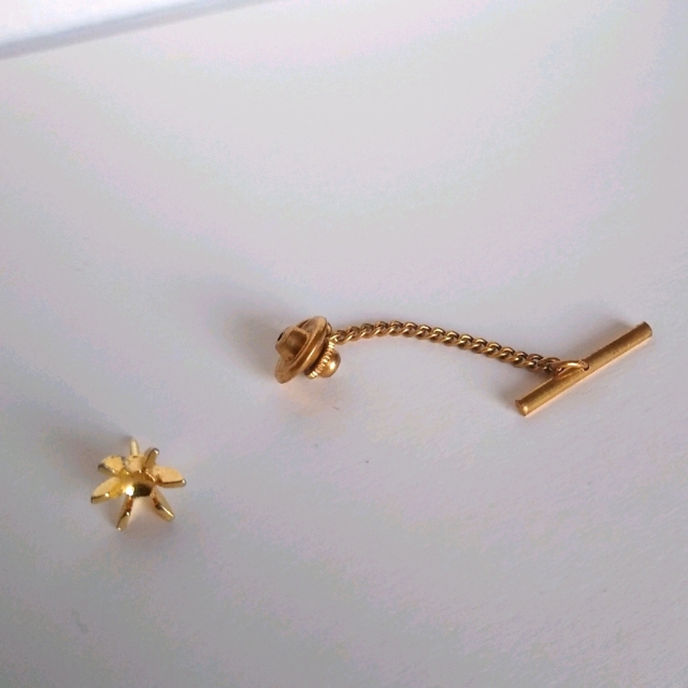Tie Tack Gold Tone Starburst 1970s Mad Men Style One-of-a-Kind Vintage Gift - Picture 3 of 9